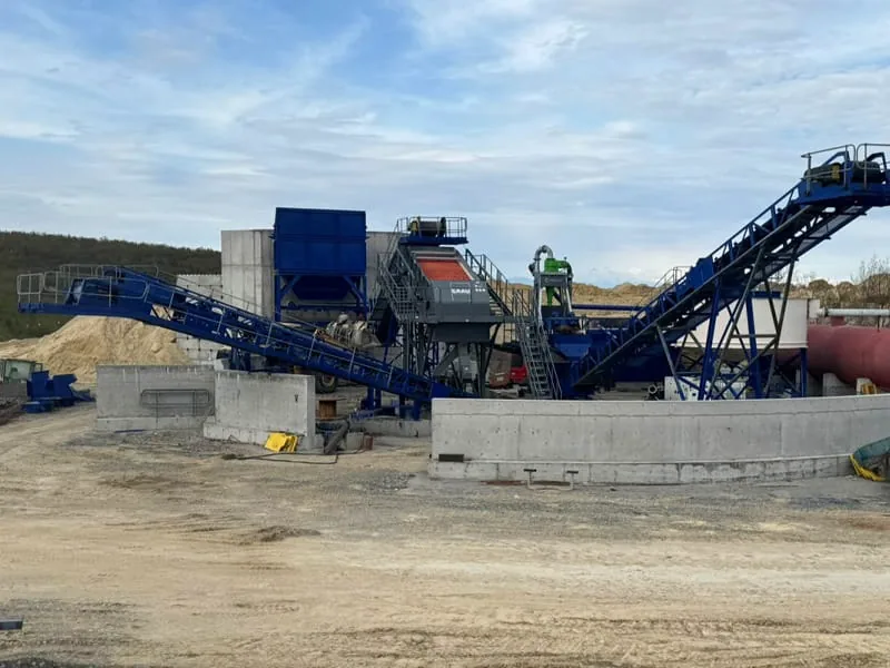 GRAU inclined screen installed in a washing circuit, among blue conveyors and sand stockpiles