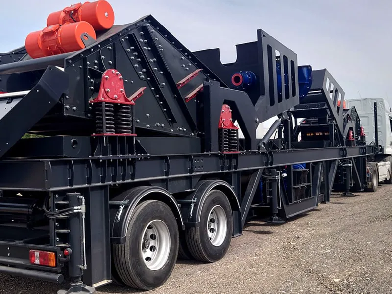 Arrière d’une installation de lavage portable GRAU noire sur son châssis, avec supports à ressorts rouges et deux moteurs rouges au sommet